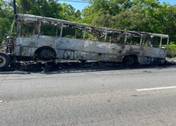 Autobús del Tren Maya se incendia en la Carretera 307