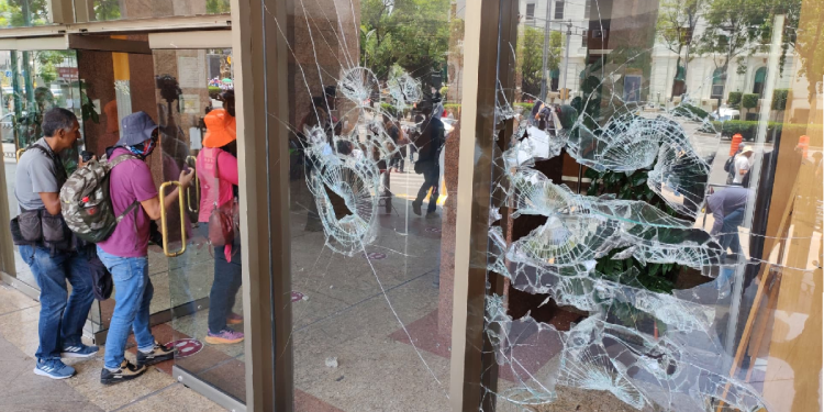 CETEG vandaliza edificio de la Secretaría del Bienestar