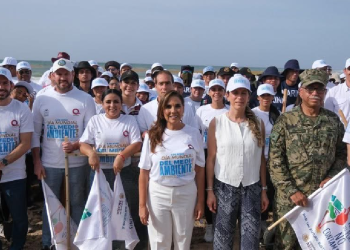 Mara Lezama limpia Quintana Roo recolectando plastico