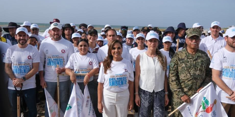 Mara Lezama limpia Quintana Roo recolectando plastico