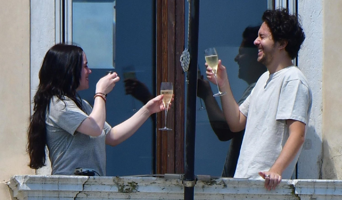 Billie Eilish y Nat Woff sorprenden en Venecia