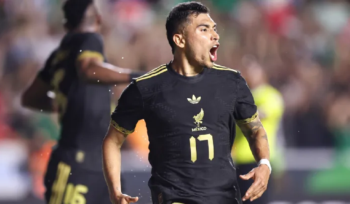 Orbelín Pineda celebra eufórico tras anotar el gol de la victoria