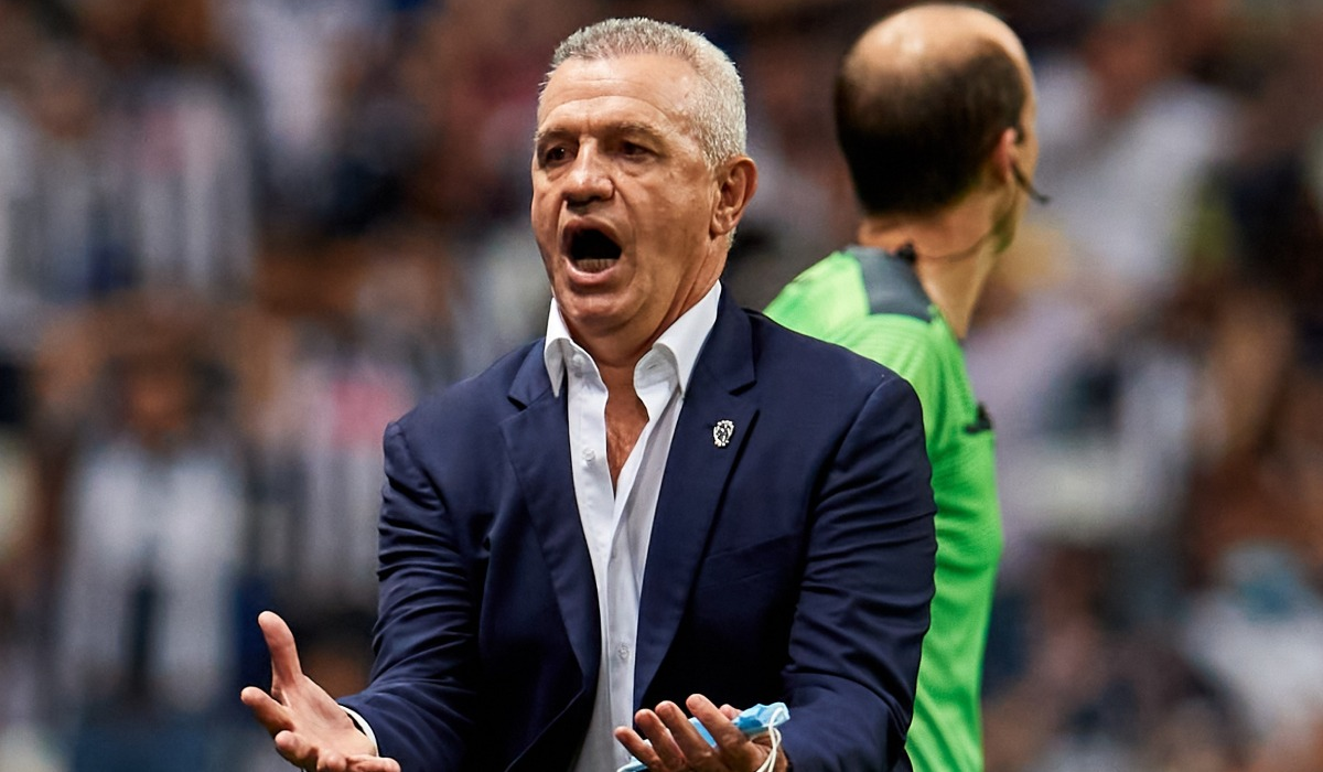Javier “Vasco” Aguirre dirigiendo desde la banda durante el partido
