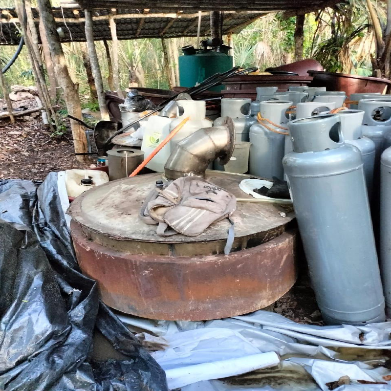 Tanques y sustancias químicas halladas en el narco laboratorio