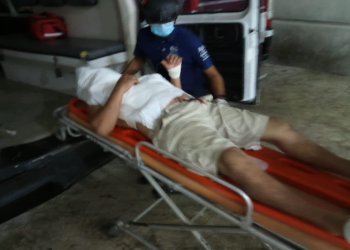 Victima en camilla tras asalto en la Lopez Portillo de Cancun