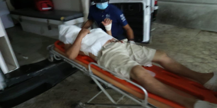 Victima en camilla tras asalto en la Lopez Portillo de Cancun
