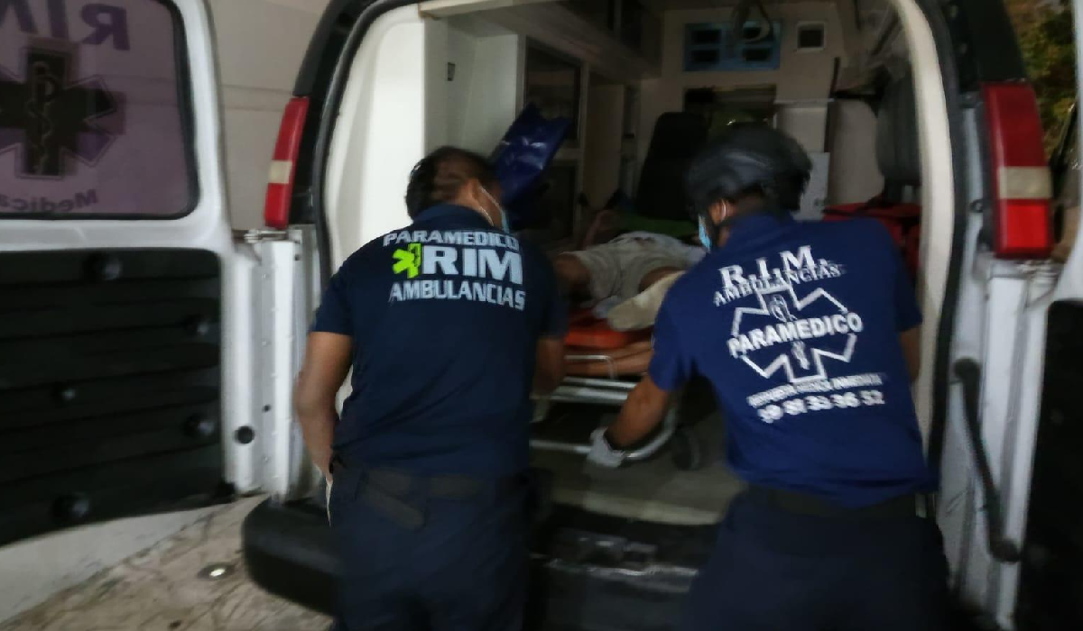 Víctima subida a la ambulancia en la López Portillo