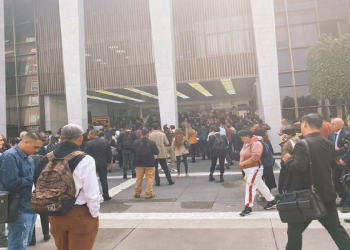 Manifestantes protestando en el Poder Judicial de CDMX