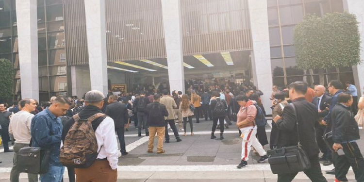 Manifestantes protestando en el Poder Judicial de CDMX