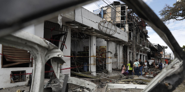 Instalaciones destruidas tras explosión en ataques en Colombia