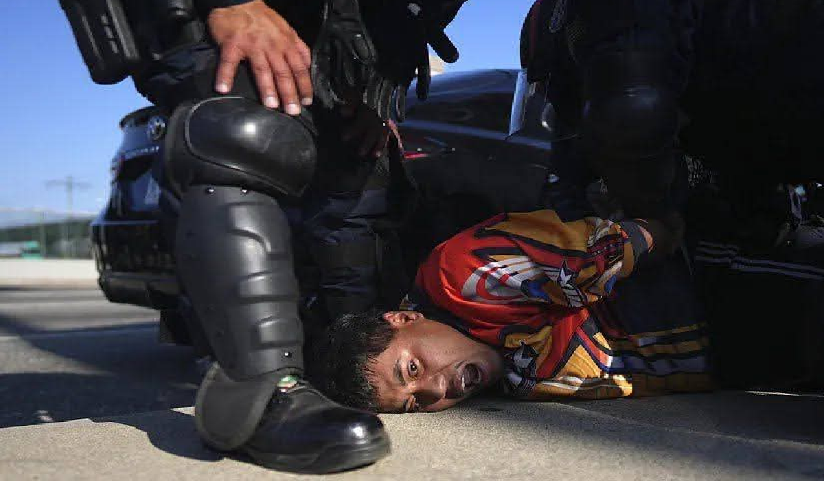 Detención de un manifestante durante el toque de queda en Los Ángeles