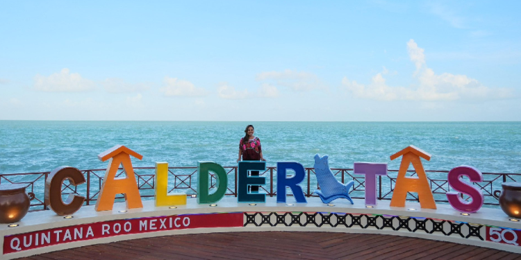 Mara Lezama camina junto a vecinos por el corredor turistico.