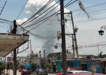 Columna de humo denso elevándose tras explosión en Tultepec