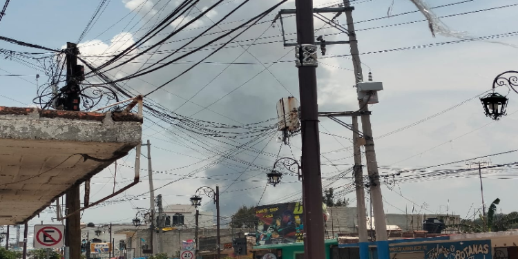 Columna de humo denso elevándose tras explosión en Tultepec
