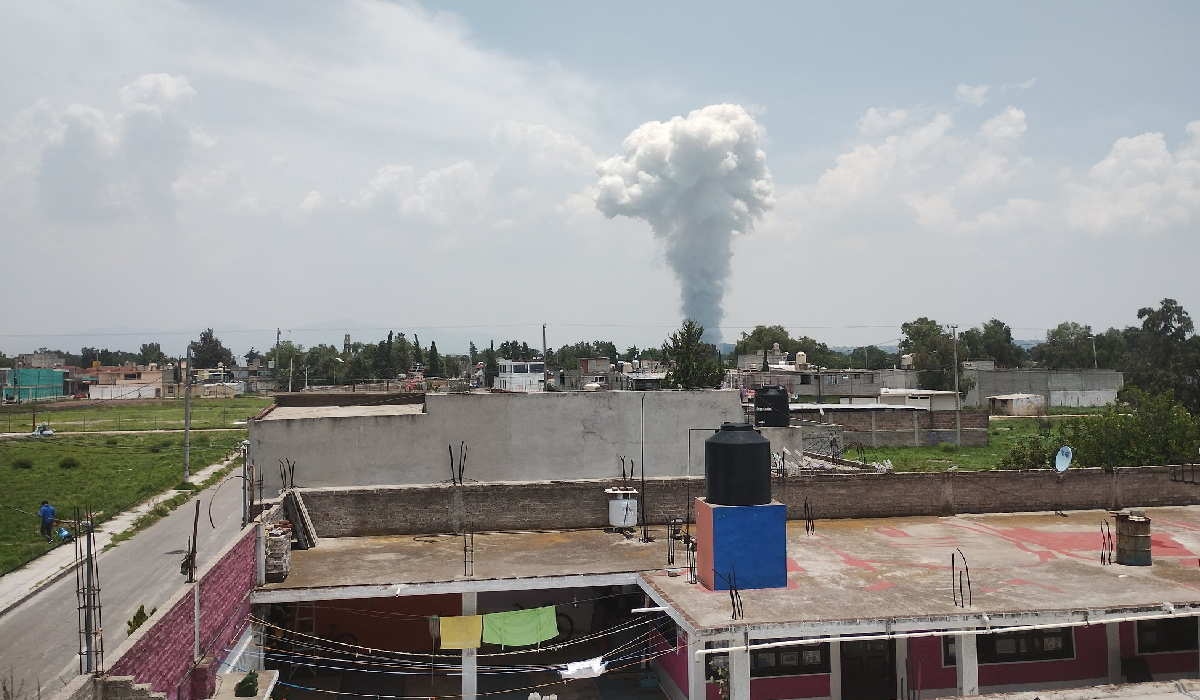 Primer plano de la columna de humo en Tultepec