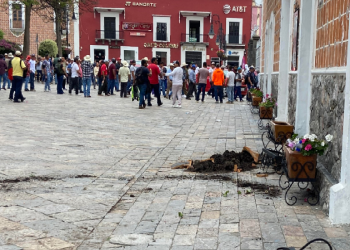 Protesta de vendedores ambulantes en Atlixco frente al Palacio Municipal