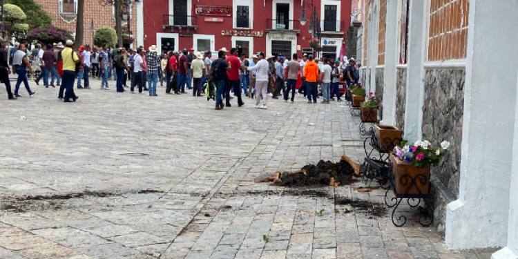 Protesta de vendedores ambulantes en Atlixco frente al Palacio Municipal