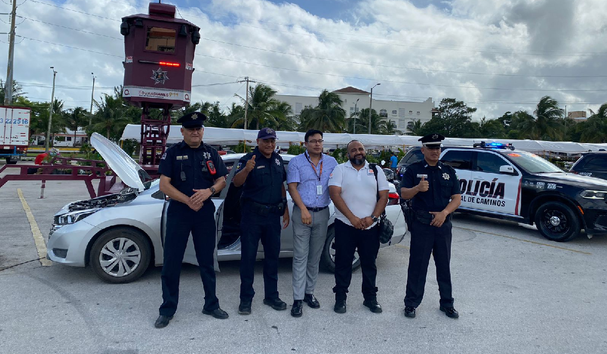 Vehículo en módulo de revisión vehicular en Cancún