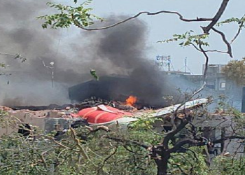 Restos del avión de Air India tras el accidente en India