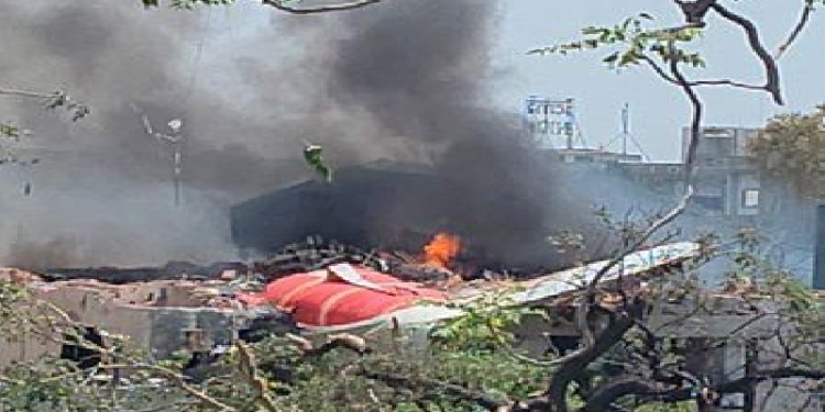 Restos del avión de Air India tras el accidente en India