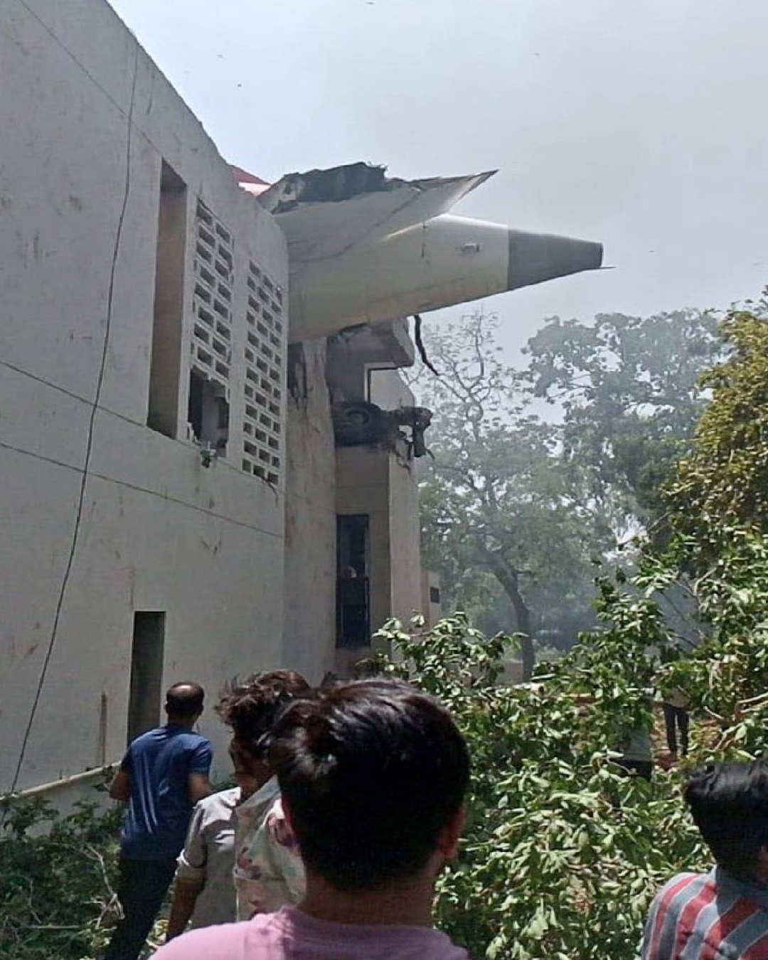 Casas dañadas por el accidente del avión en India