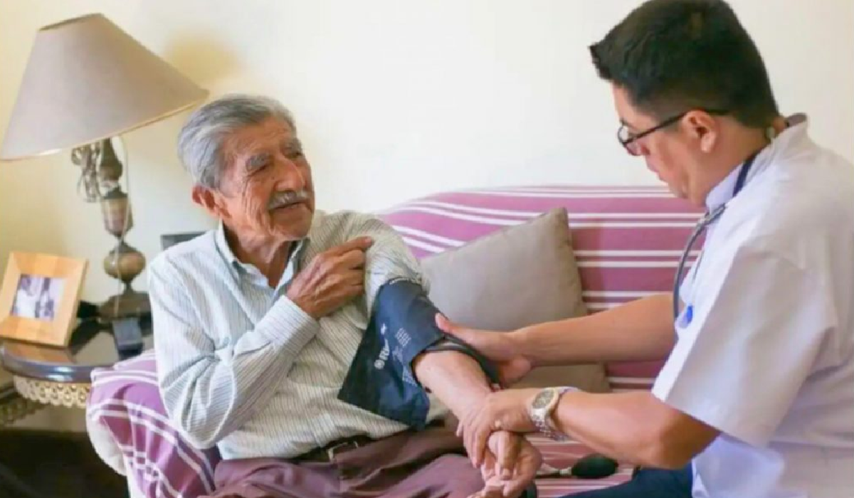 Persona adulta mayor recibiendo revisión médica en su hogar