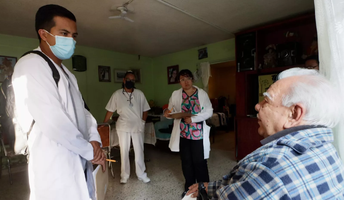 Servidor público aplicando cuestionario del programa Salud casa por casa