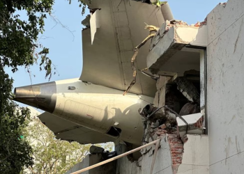 Restos del avión del vuelo 171 de Air India en zona residencial