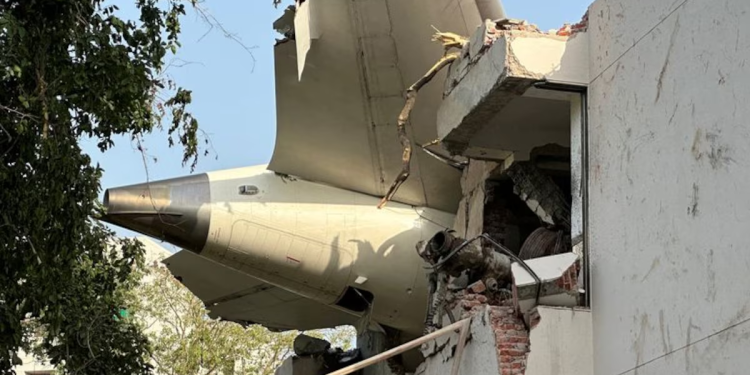 Restos del avión del vuelo 171 de Air India en zona residencial