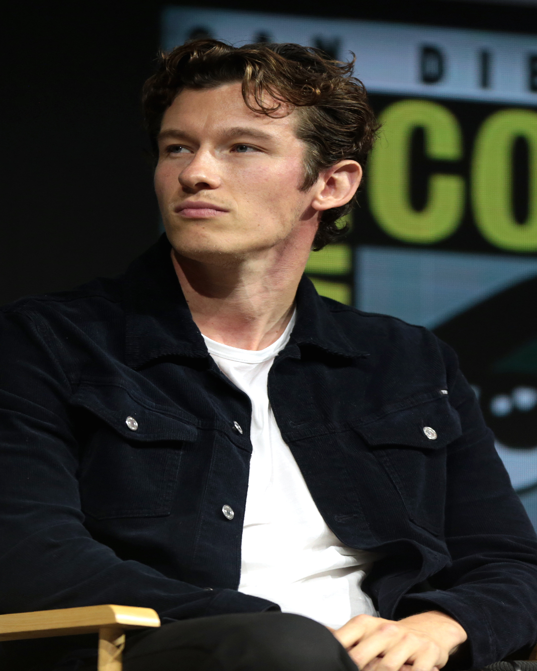 Callum Turner en pose casual durante una entrevista reciente