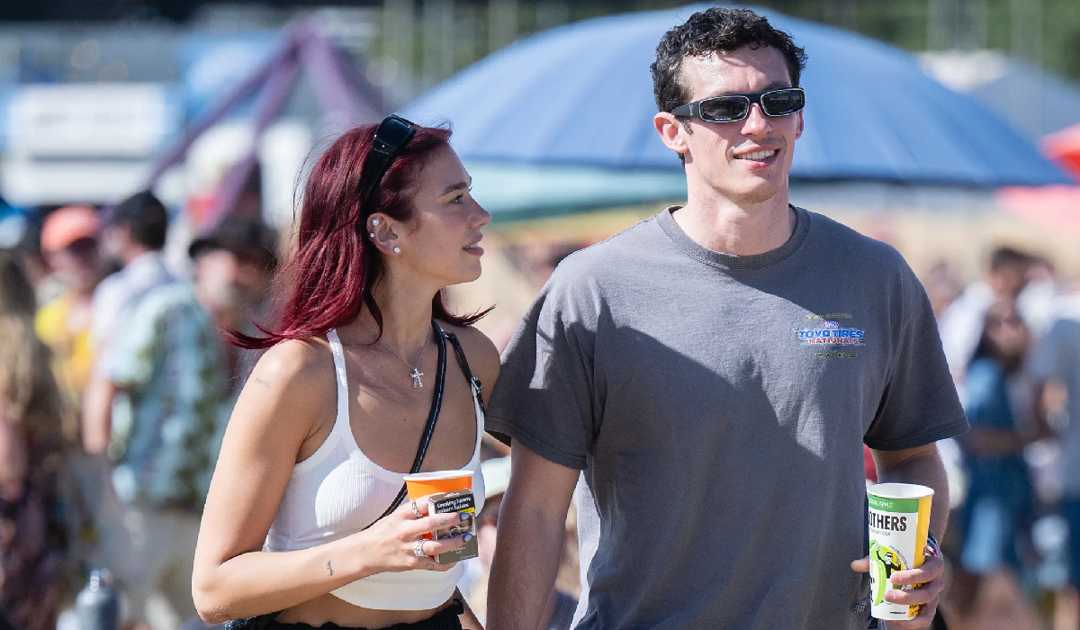 Dua Lipa y Callum Turner caminando juntos en el festival de Glastonbury 2024