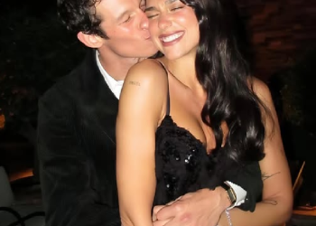 Dua Lipa y Callum Turner posando juntos tras anunciar su compromiso