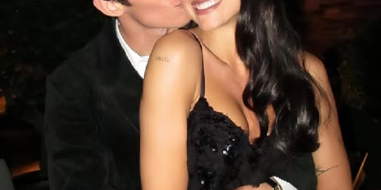 Dua Lipa y Callum Turner posando juntos tras anunciar su compromiso