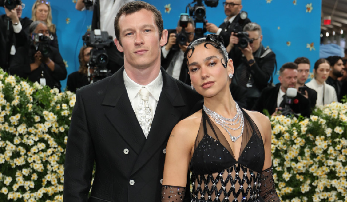 Dua Lipa y Callum Turner posando juntos en la alfombra roja de la Met Gala 2025