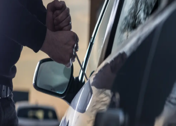 Auto robado estacionado en una calle de Cancún