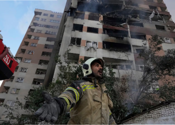 Elementos de seguridad inspeccionan escombros tras ataque aéreo en Irán