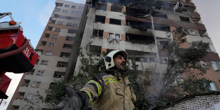 Elementos de seguridad inspeccionan escombros tras ataque aéreo en Irán