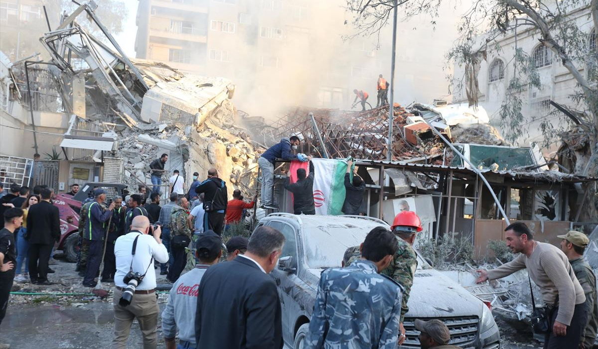 Trabajadores realizan labores de limpieza tras bombardeo en Irán