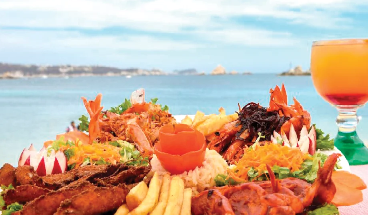 Platos de mariscos en restaurante frente al mar en Cancún
