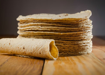 Tortillas recién hechas apiladas en una mesa de cocina tradicional