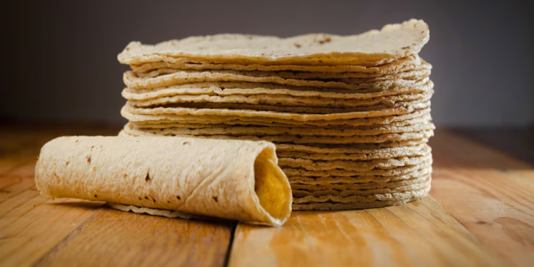 Tortillas recién hechas apiladas en una mesa de cocina tradicional