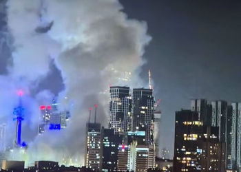 Columna de humo tras ataque en Tel Aviv
