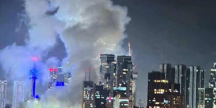 Columna de humo tras ataque en Tel Aviv