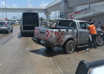 Camioneta tipo Vigus JMC destruida tras accidente en bulevar Colosio