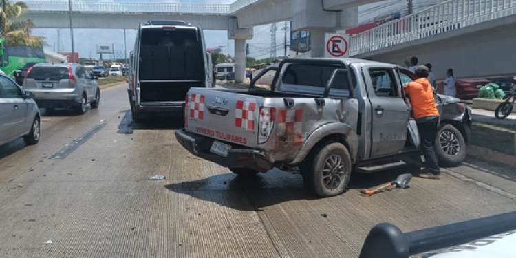 Camioneta tipo Vigus JMC destruida tras accidente en bulevar Colosio