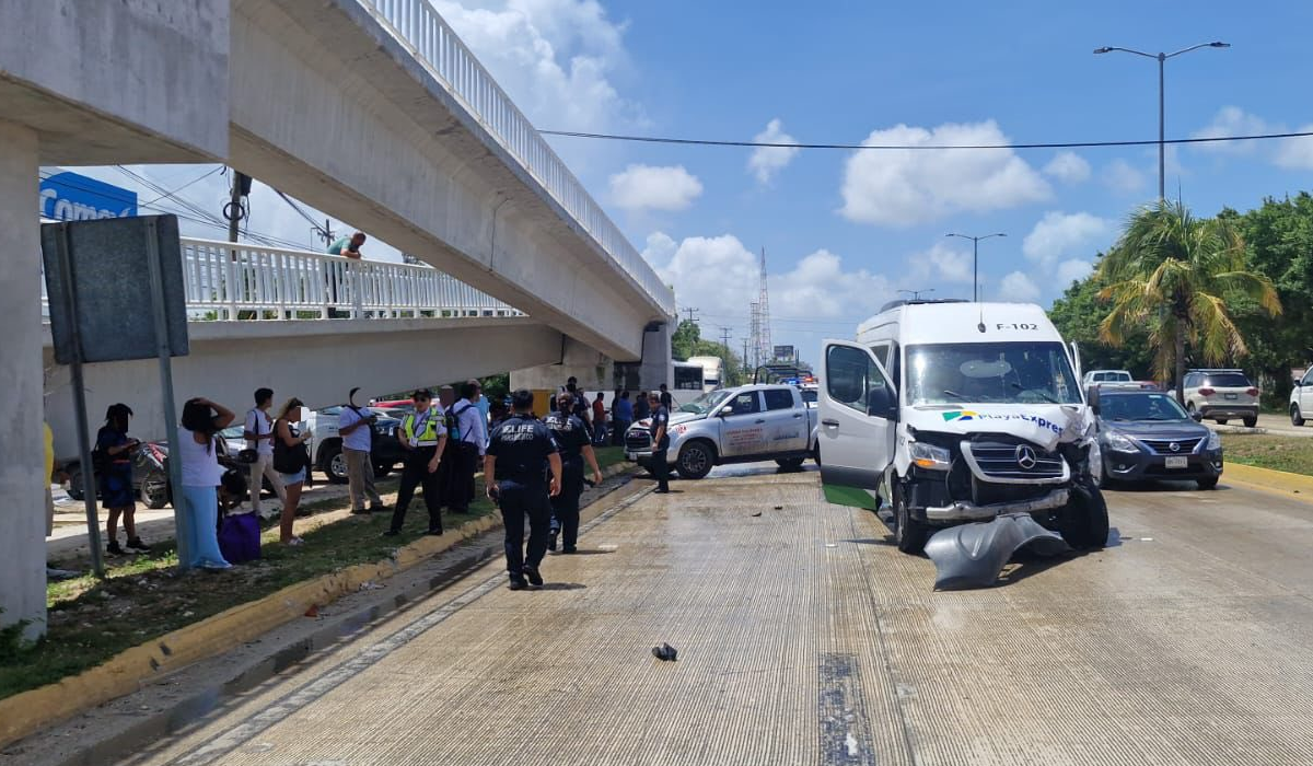 Van de Playa Express dañada tras colisión en bulevar Colosio