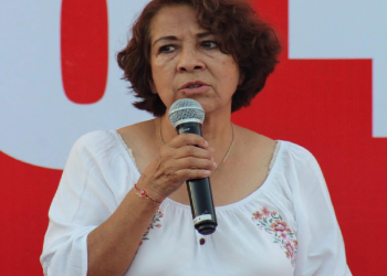 Lilia Gema García Soto habla en una conferencia oficial