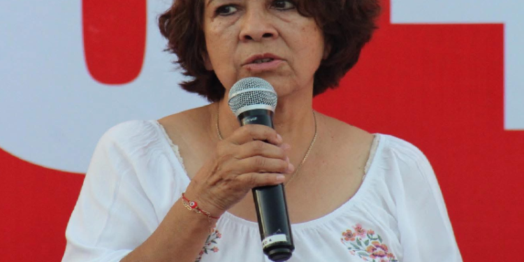 Lilia Gema García Soto habla en una conferencia oficial