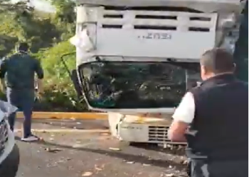 Accidente de autobús deja camioneta volcada en carretera federal 307