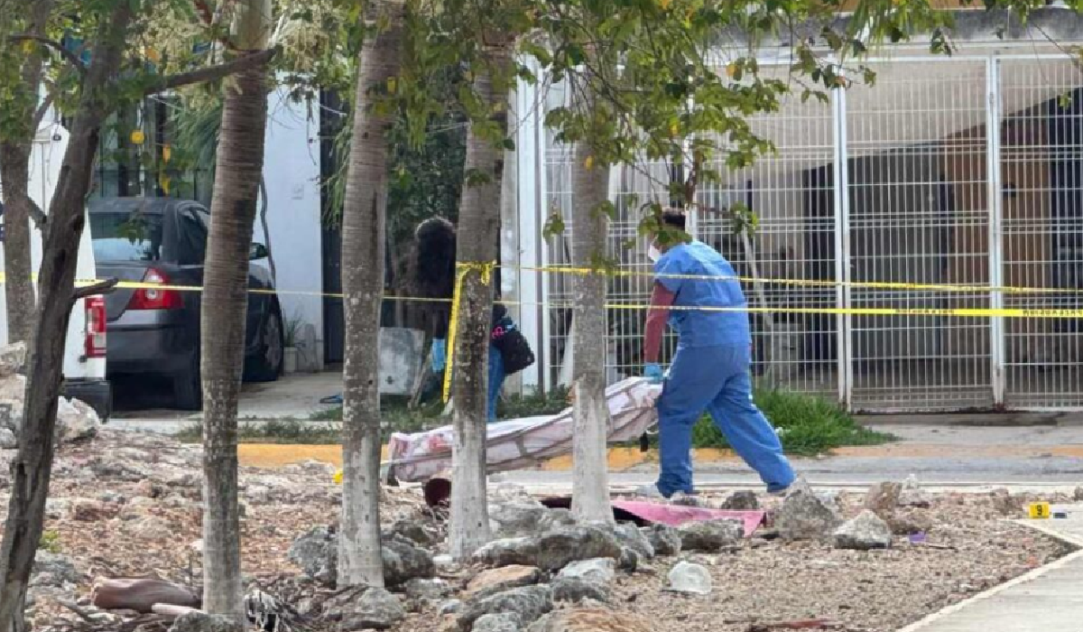 Servicios periciales retiran cuerpo del oficial asesinado